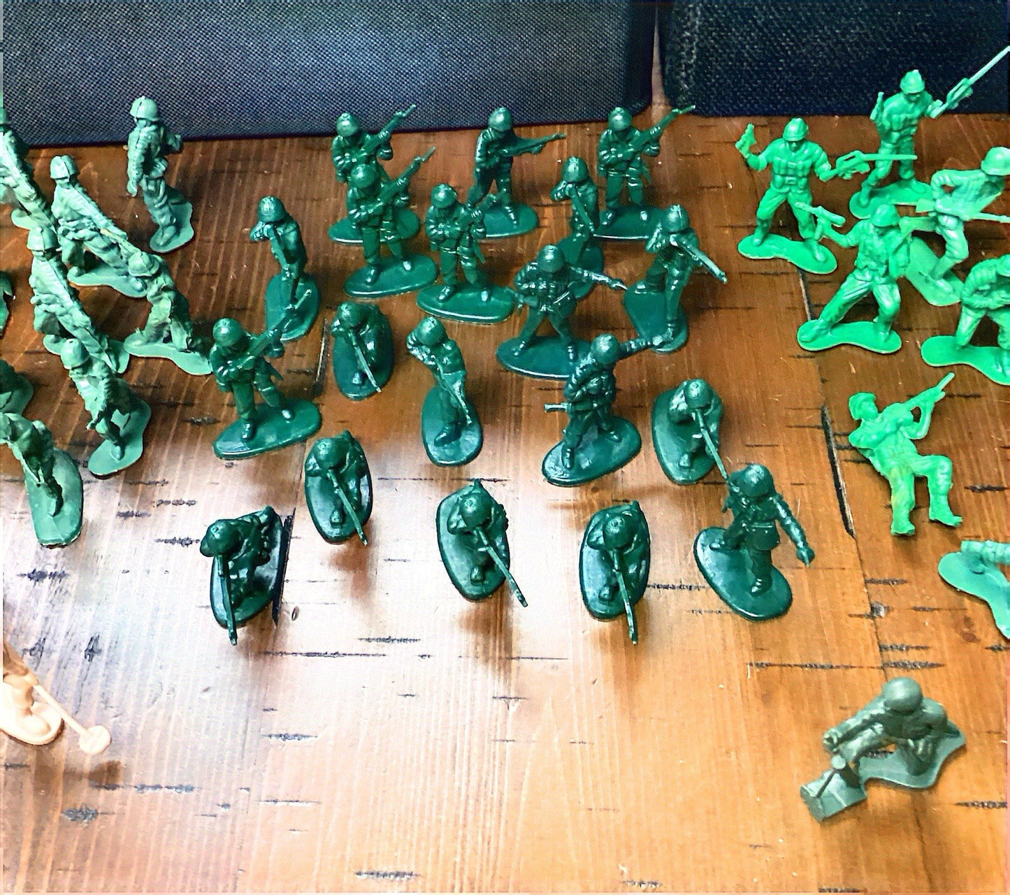 Vintage Large Lot Plastic Green Tan Army Soldiers