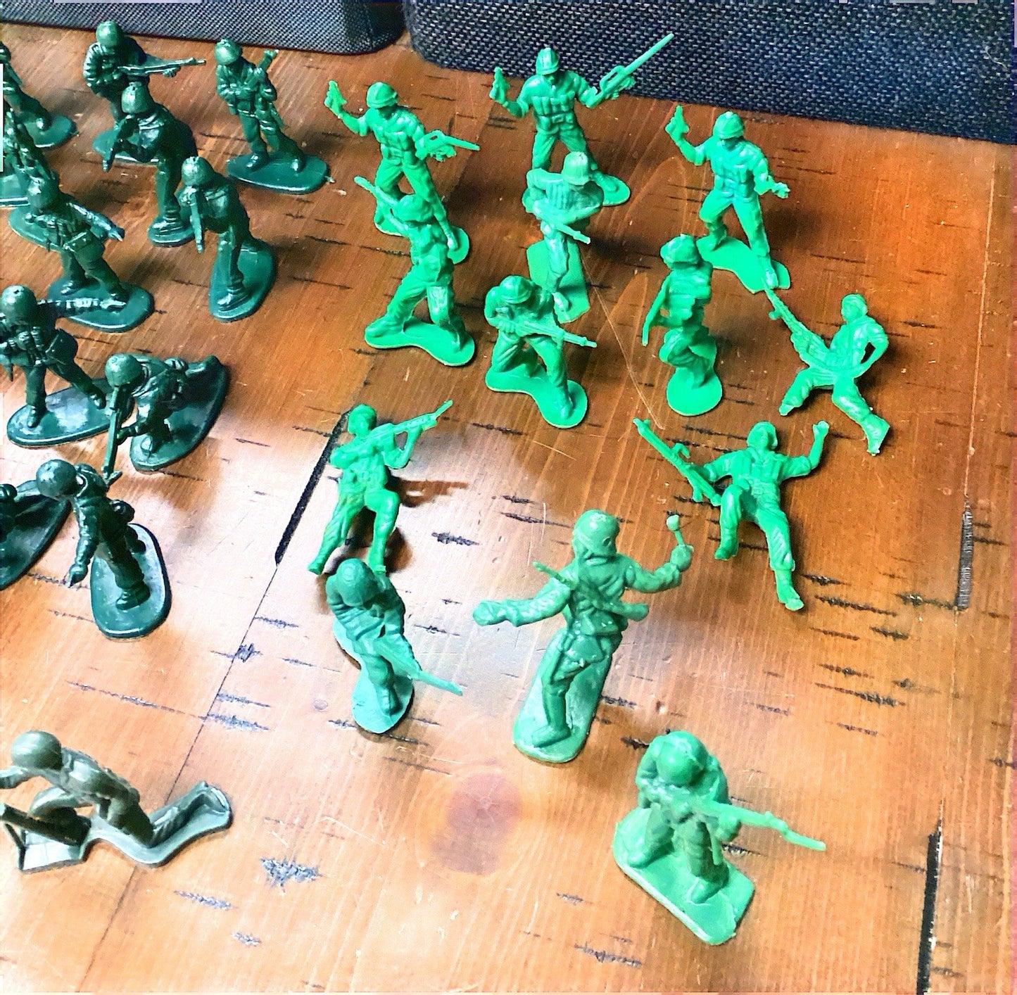 Vintage Large Lot Plastic Green Tan Army Soldiers